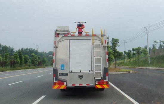 水罐消防车行驶中方向失控的应急方法