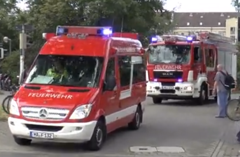 德国消防车出警 警报声刺耳